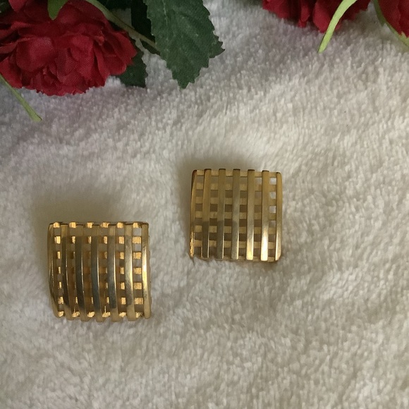 Jewelry - Vnt. Avon Pierced Gold Earrings